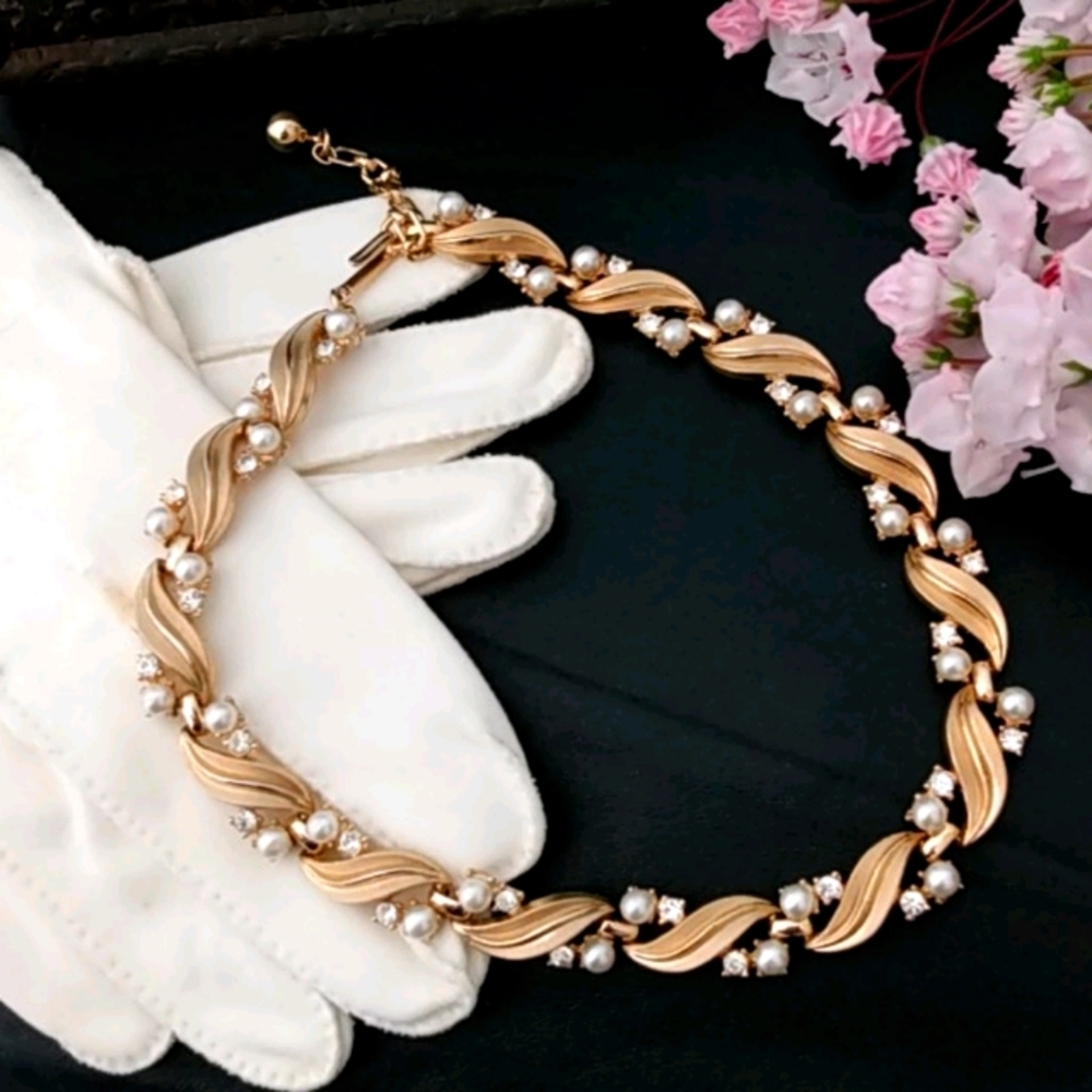 Vintage Trifari gold tone necklace.